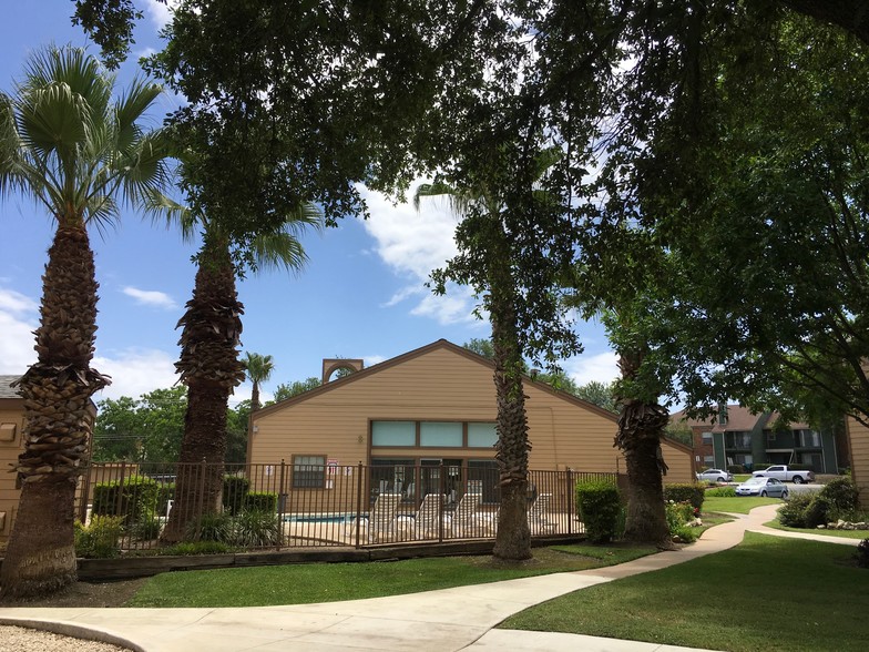 Office & Swimming Pool - Apple Creek Apartments