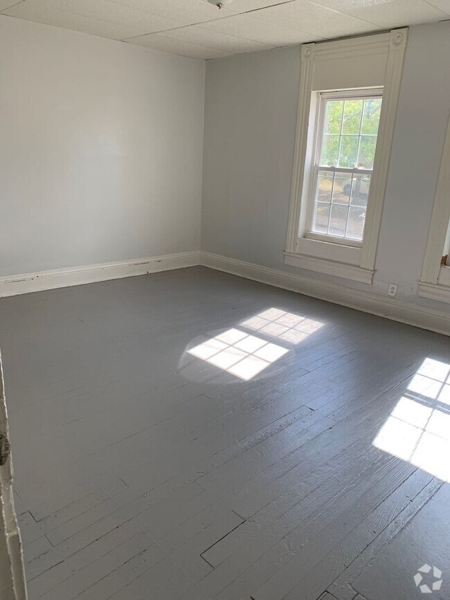 Building Photo - 3 Bedroom 1 Bath