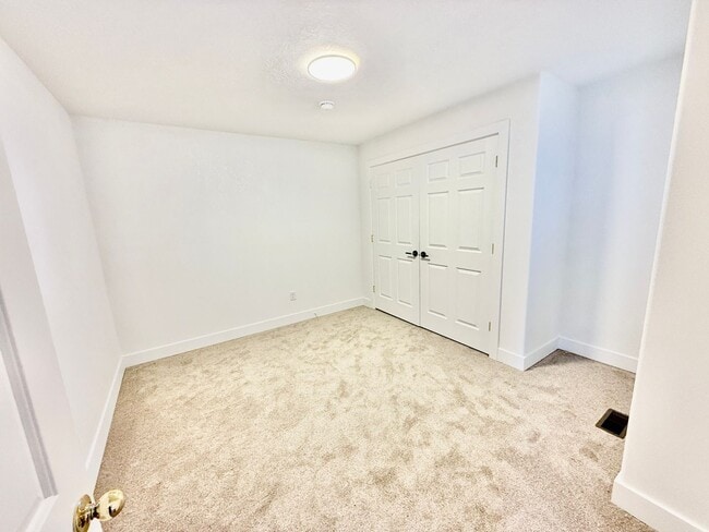 Building Photo - 3-BR Home with Garage and Fenced Yard in B...