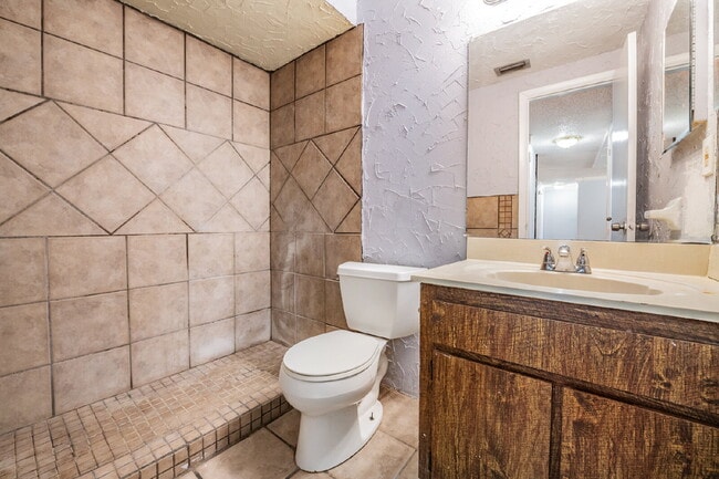 Building Photo - 16001 Saddlestring Dr