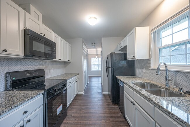 Building Photo - Updated 2 Bed, 2 Bath Condo in Charlotte