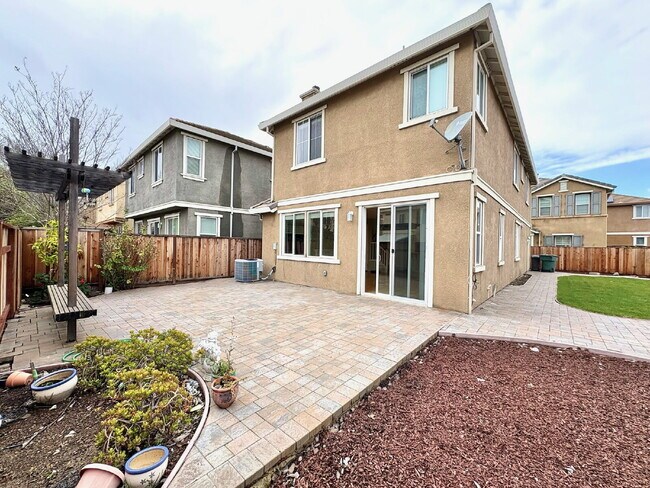 Building Photo - 50% off your first month’s rent move-in special! Spacious 4BR / 2.5BA Home in Pittsburg