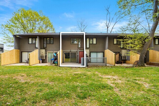 Building Photo - 2 Bedroom 1 Bath Condominium Located in Johnson City, TN