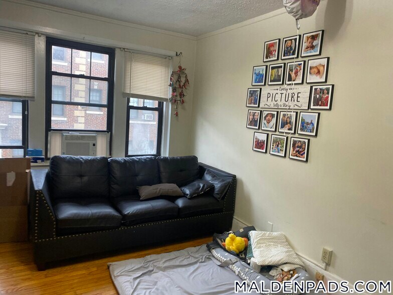 Building Photo - 349 Pleasant St