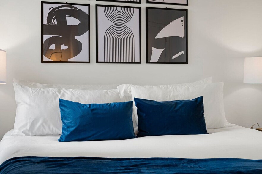 Building Photo - 853 W Blackhawk St