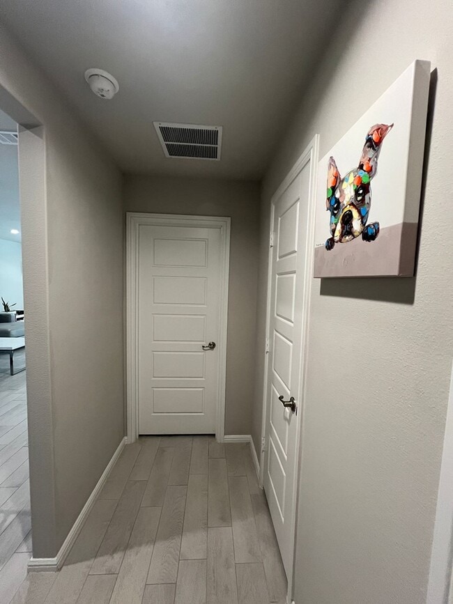 Building Photo - 7600 Silver Crk Ct