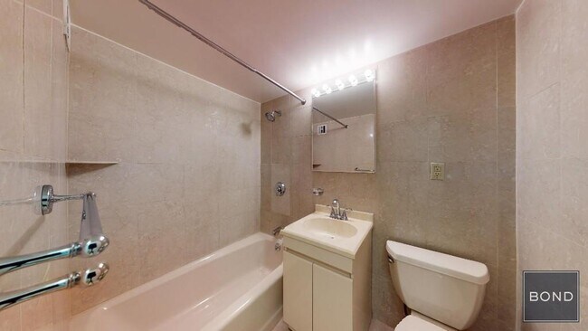 Building Photo - 220 E 63rd St