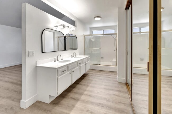 Building Photo - 24946 Ravenswood
