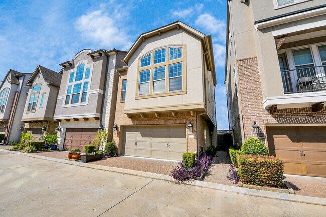 Building Photo - 8306 Hillendahl Blvd