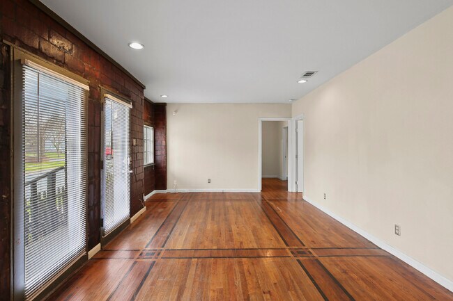 Building Photo - 405 N Praire