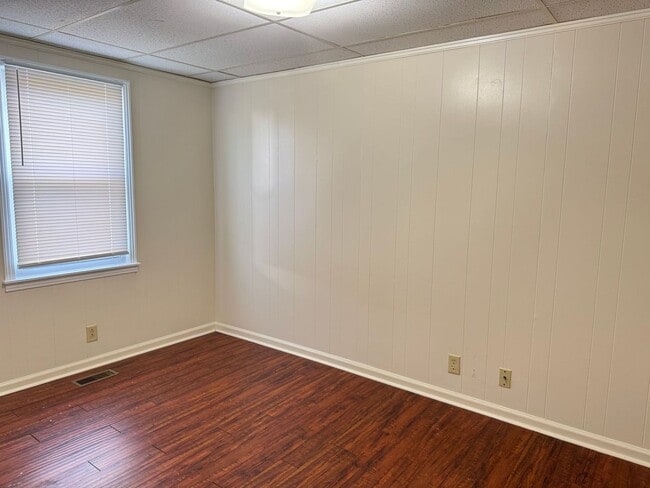 Building Photo - Lovely 3 Bdr/1 Ba Home, tucked away yet ST...