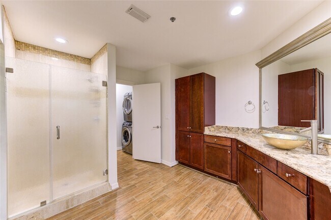 Building Photo - 917 Main St