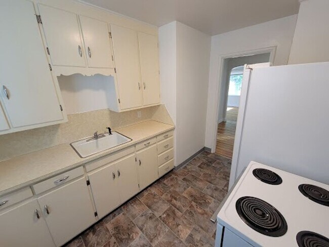 Building Photo - LR Johnson Triplex