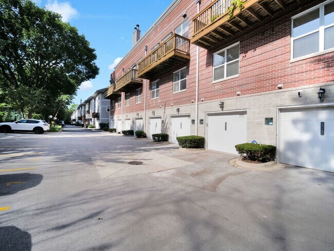 Building Photo - 4934 S Cornell Ave