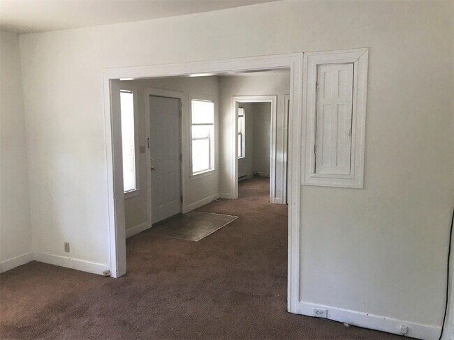 Building Photo - 5 bed/3 bath and 3 kitchen house in West U...