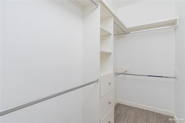 Building Photo - 16 Country Club Dr