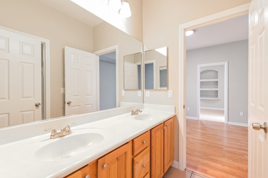 Building Photo - 868 Bussora Rose Dr
