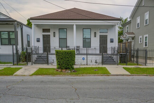 Building Photo - 2709 Baronne St