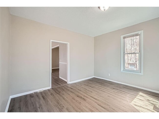 Building Photo - 707 Jenks Ave E