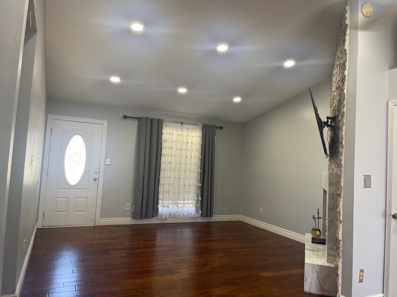 Building Photo - 563 Summit Hills Dr