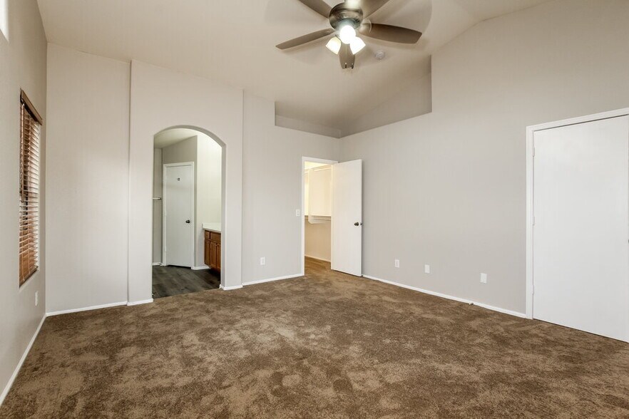 Building Photo - 16231 W Moreland St