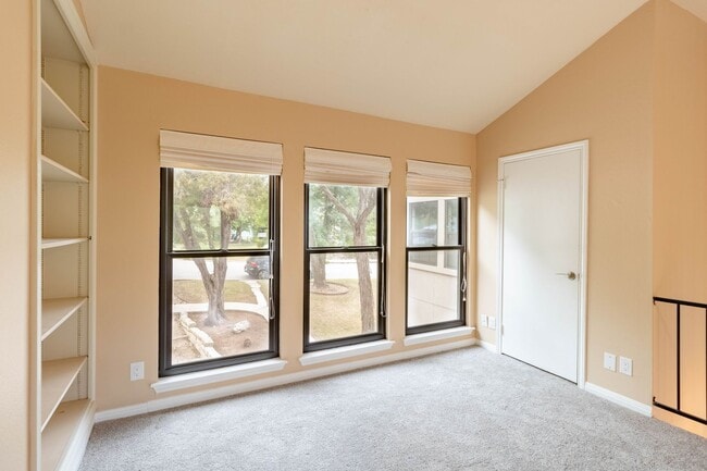 Building Photo - Charming 3 bed 2 bath Home in NW Austin!