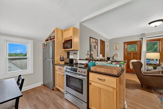 Building Photo - 1424 N 70th St
