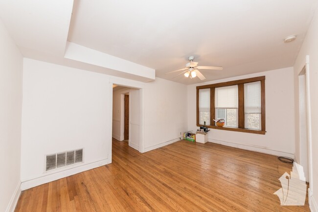 Building Photo - 3830 N Sheffield Ave