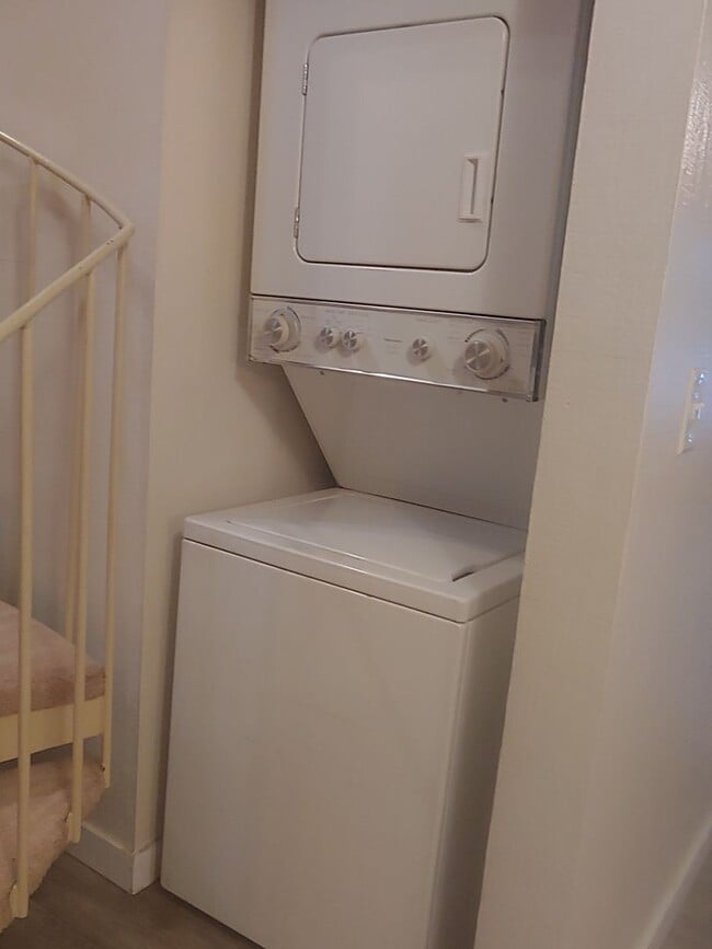 Building Photo - Must See!!! Lake view! 2 Bedroom Rental!