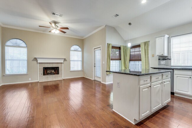 Building Photo - Stunning 3 Bedroom in the Champion Streets...