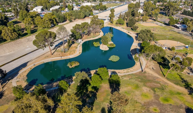 Building Photo - Beautiful Renovated 2 Bedroom Condo with Laundry Hookups, Private Patio, Secured Parking, Hardwoo...