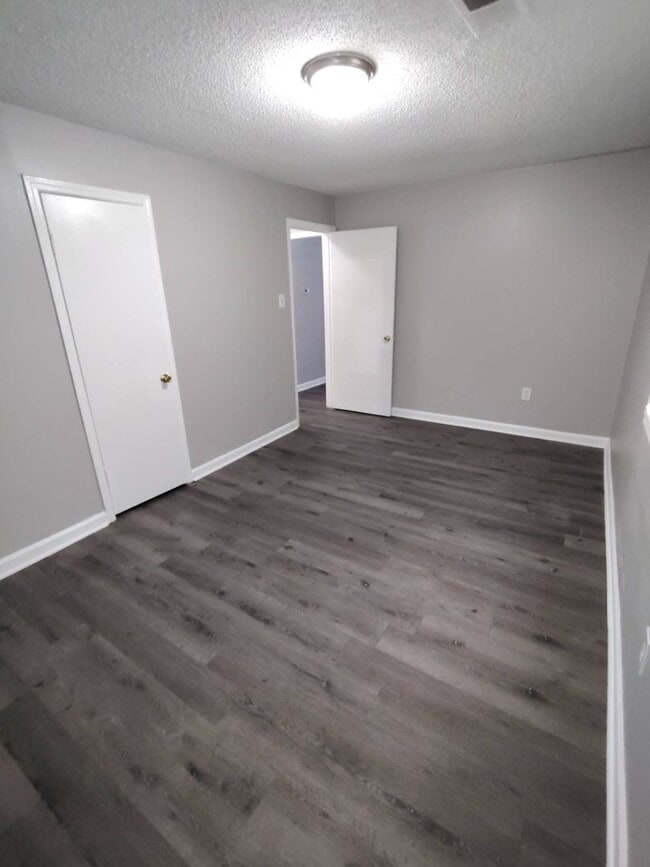 Building Photo - Newly Renovated 2 Bedroom / 1 Bathroom Home Available Now!