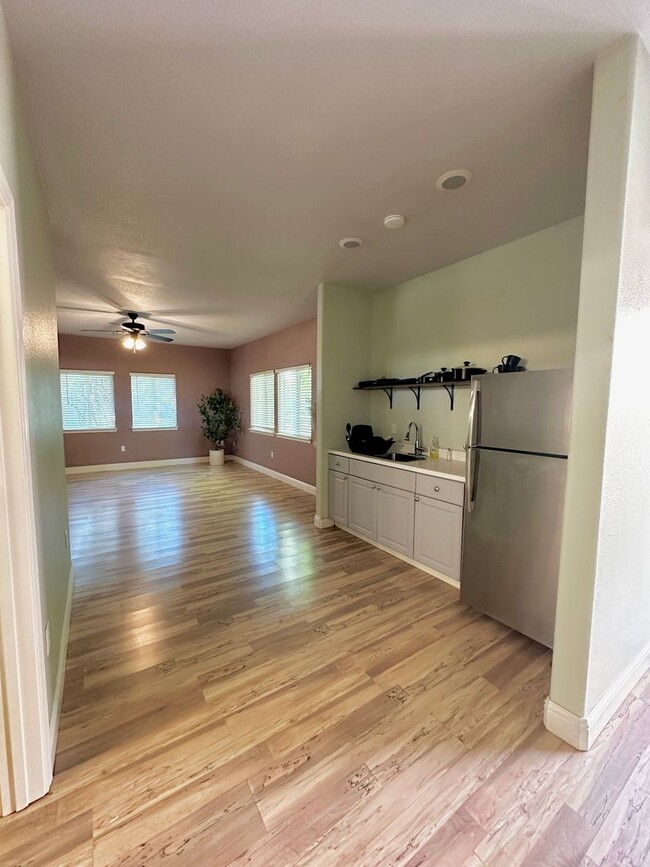 Building Photo - Spacious 1 Bedroom with RIVER TRAIL ACCESS!!
