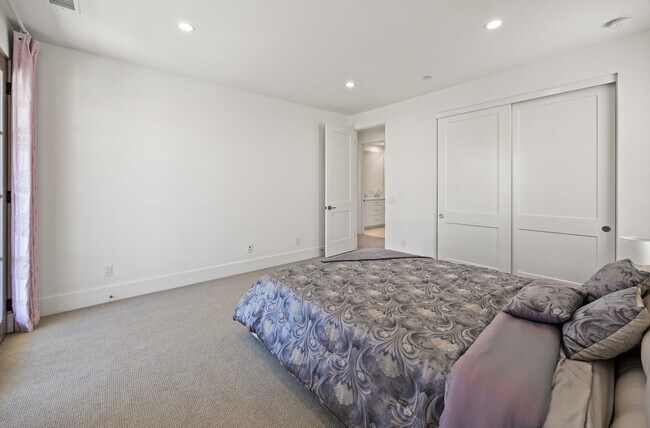 Building Photo - 135 Oakstone