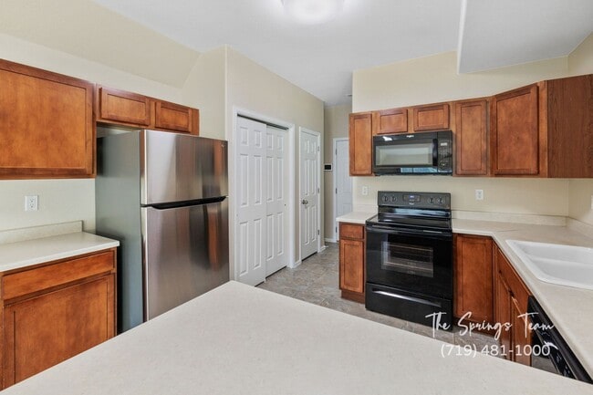 Building Photo - Charming 2BD/2.5BA Townhome with Attached ...