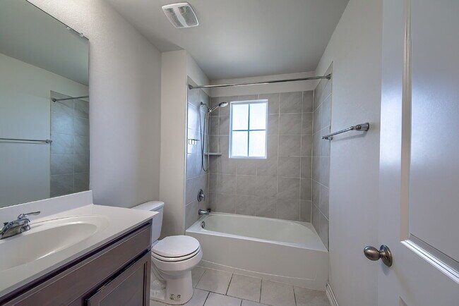 Building Photo - Stunning 4 bedroom offering 50% off the fi...