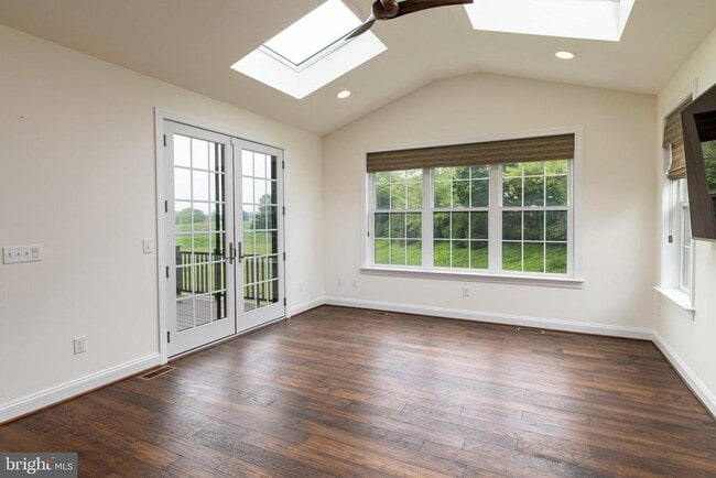 Building Photo - 6098 Creekside Dr