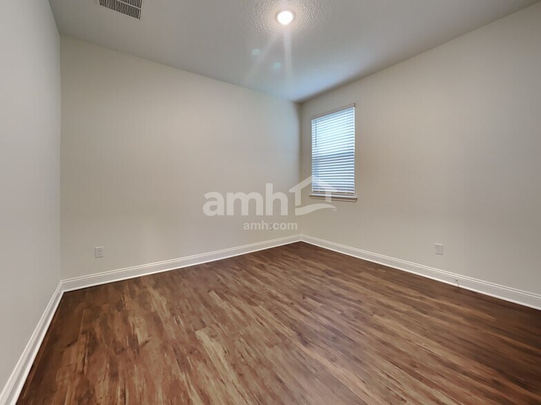 Building Photo - 302 Banyan Frst Dr