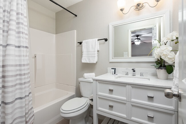 Building Photo - 1043 Grand Jct Dr