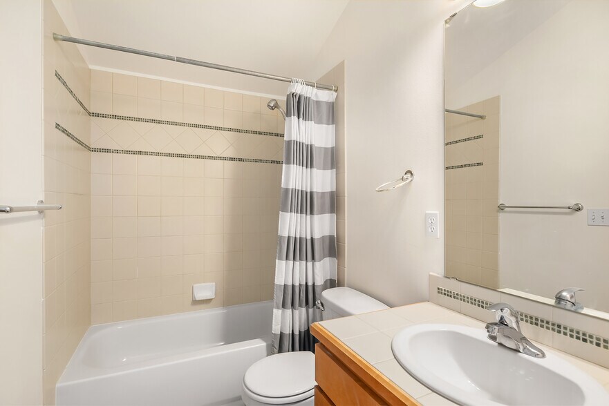 Building Photo - 11708 Greenwood Ave N