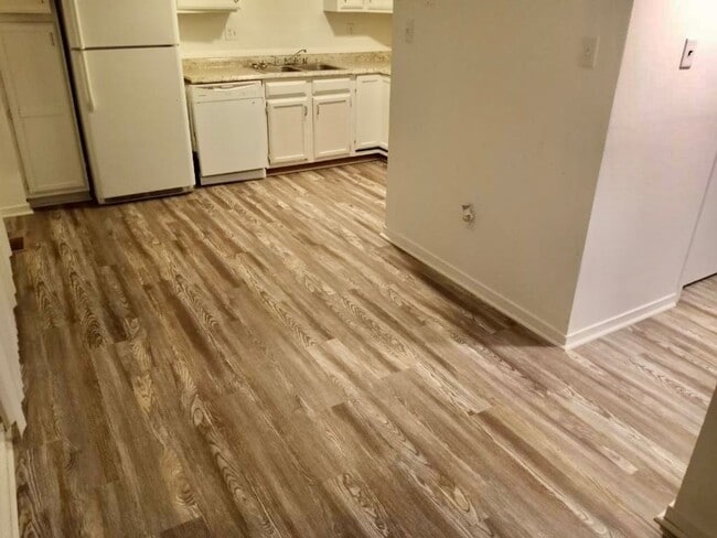 Building Photo - King George Spacious 2 Bedroom End Unit Townhouse