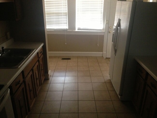 Building Photo - 818 E 9th St