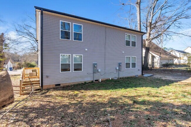 Building Photo - *Amazing Lease Offer* Elegant 3 Bedroom, 2.5 Bathroom Duplex with 1-Car Garage in Woodruff $1750/...