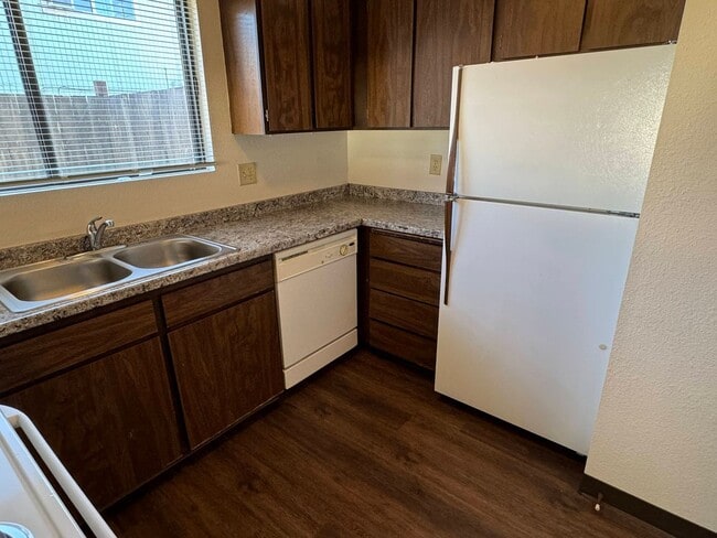 Building Photo - 2 Bedroom Duplex in Springfield