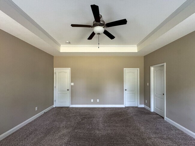 Building Photo - Spacious 4 Bed 3 Bath Home with Fenced Yard