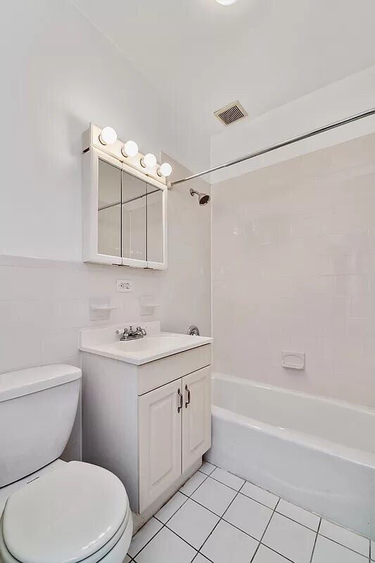 Building Photo - 141 E 95th St