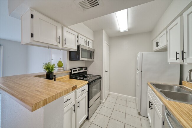 Building Photo - 6001 Reims Rd