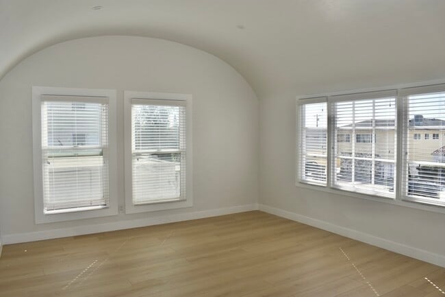Building Photo - 1262 W 9th St