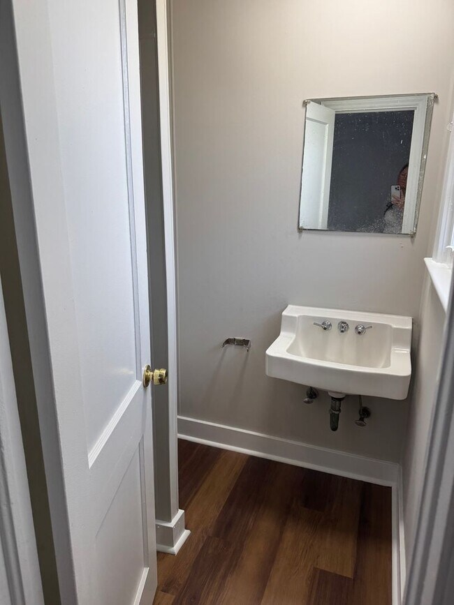 Building Photo - Great Price and location!