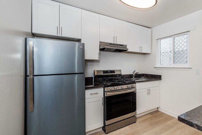 Building Photo - Fully Remodeled, Top Floor! On-site Laundry, New Stainless Appliances